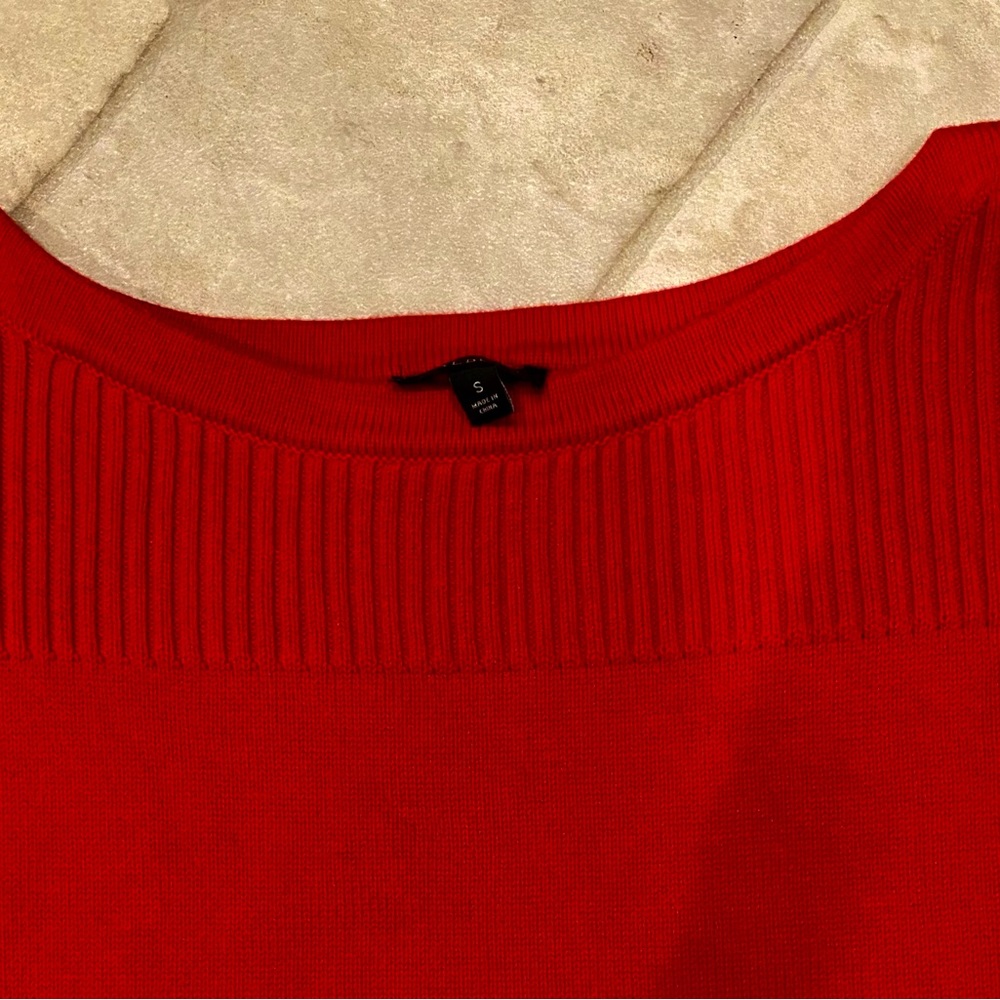 Talbots women’s red long sleeved sweater. Size small. Excellent condition.